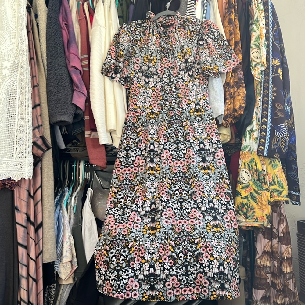 Julia Jordan size 6 very flattering. Floral. Long dress